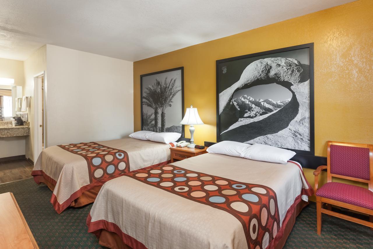 Super 8 By Wyndham Bakersfield South Ca Motel Buitenkant foto