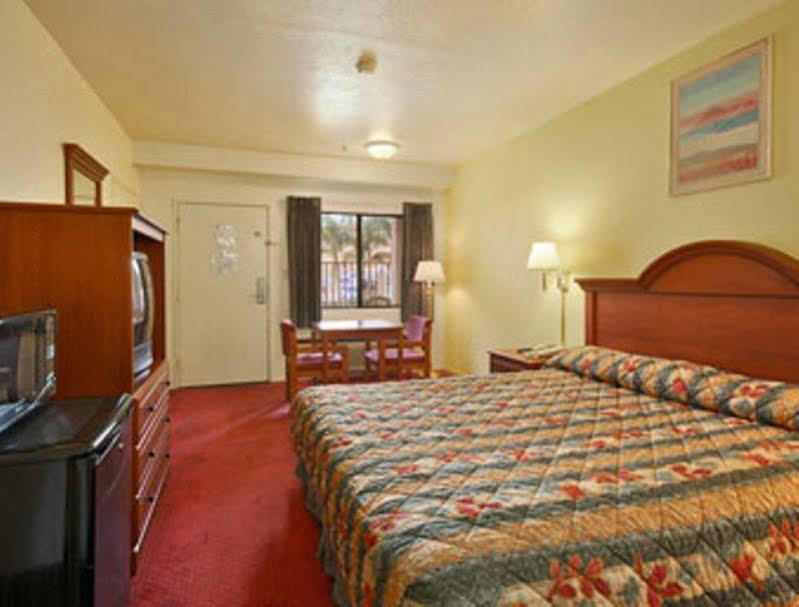Super 8 By Wyndham Bakersfield South Ca Motel Buitenkant foto