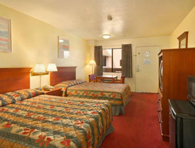 Super 8 By Wyndham Bakersfield South Ca Motel Buitenkant foto